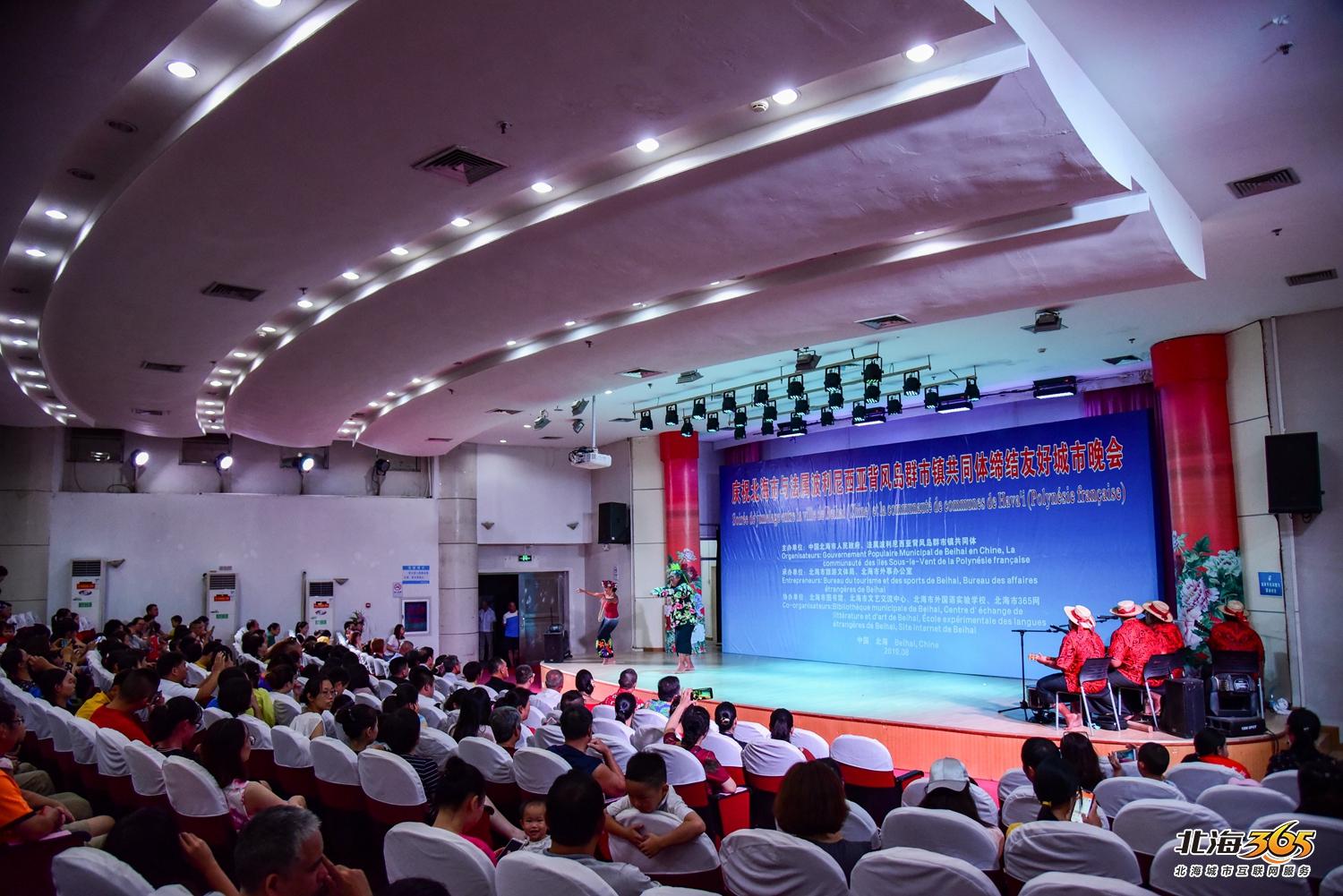 我在北海图书馆拍了一场特别的晚会，观众情不自禁跟着节奏动起来