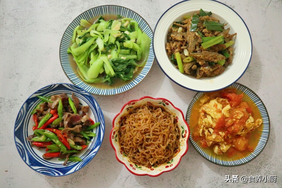 堂弟来吃饭，晚餐我做了五菜一汤，网友说：就吃这？你也太抠了吧