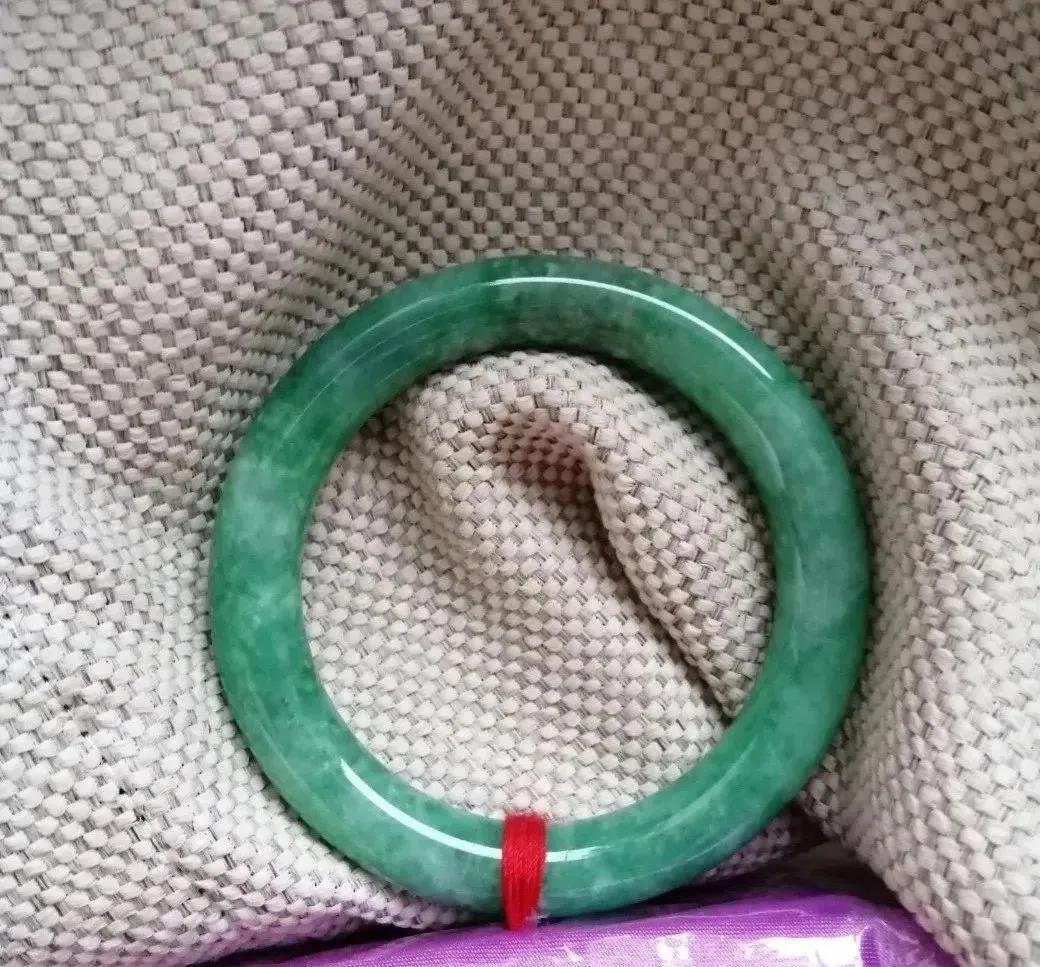 婆婆送的老翡翠手镯,婆婆送百年翡翠手镯