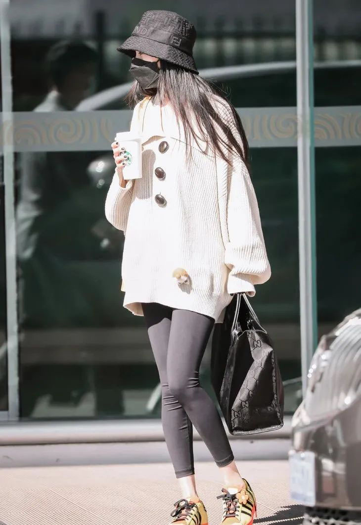 今年流行这样的鲨鱼裤舒适不紧绷 (最近爆火的鲨鱼裤这样穿更时髦)