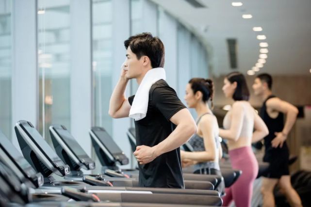 胸腔里长了个九厘米瘤子怎么回事,胸腔食管外面长个拳头大小瘤