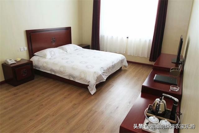 全靠8根钢柱支撑的玻璃栈道你敢挑战吗？保定狼牙山泽疆公寓酒店