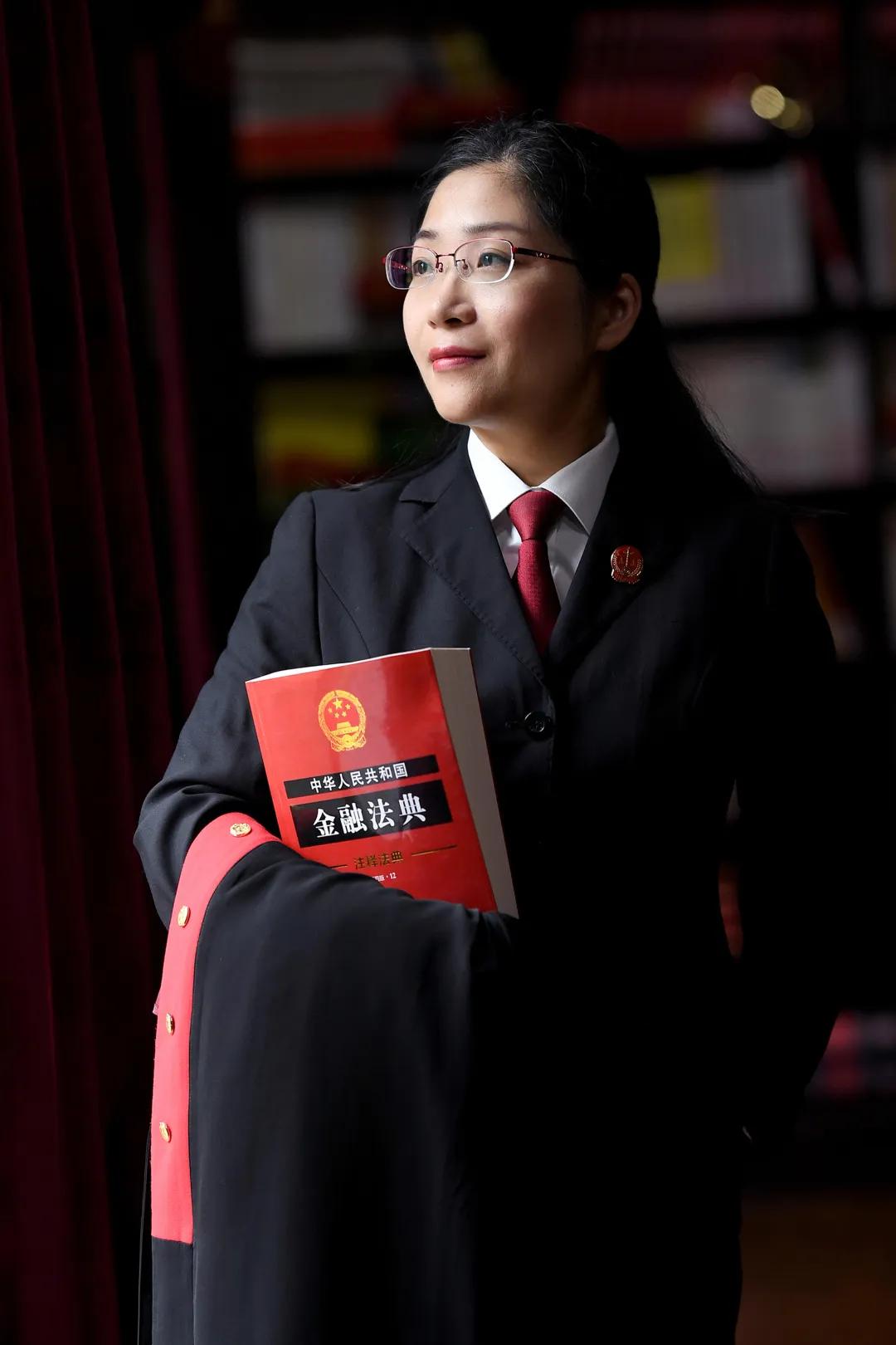 沈竹莺：当新时代一专多能的“T型”金融法官|十佳青年评选