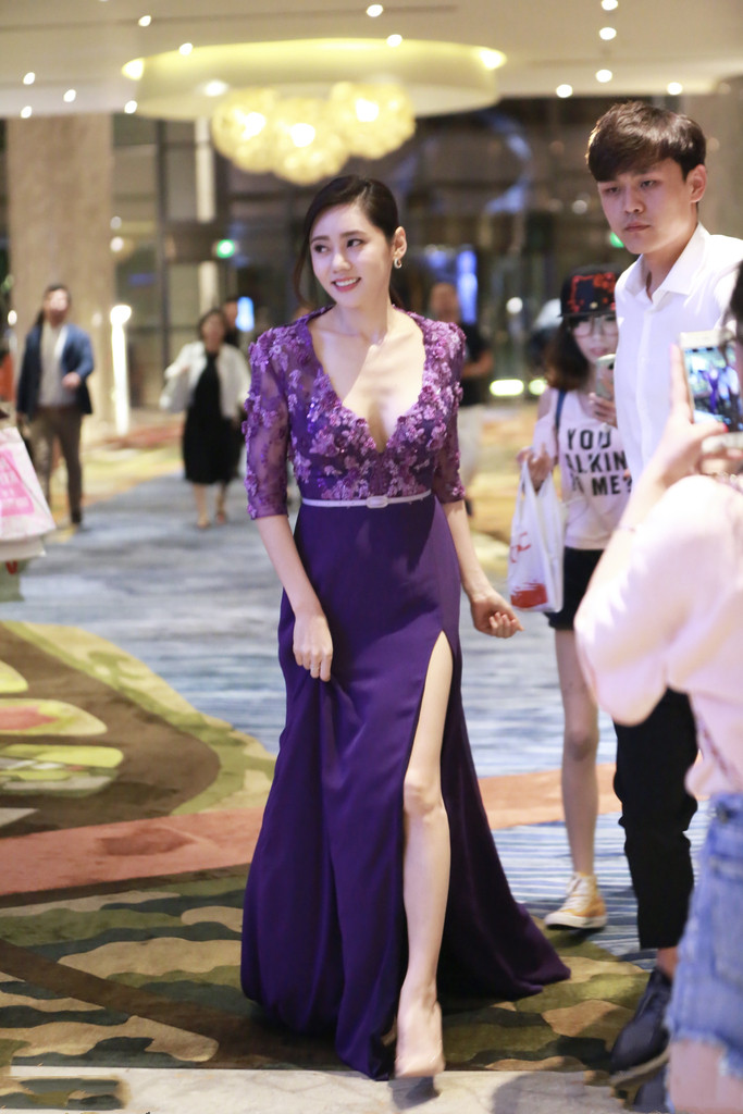 秋瓷炫穿红色裙子扎个黄色宽腰带,秋瓷炫身材好吗