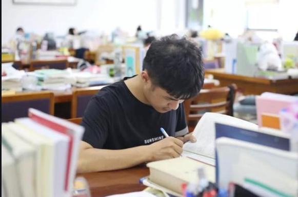 研究生学费竟然6万一年,研究生天价学费