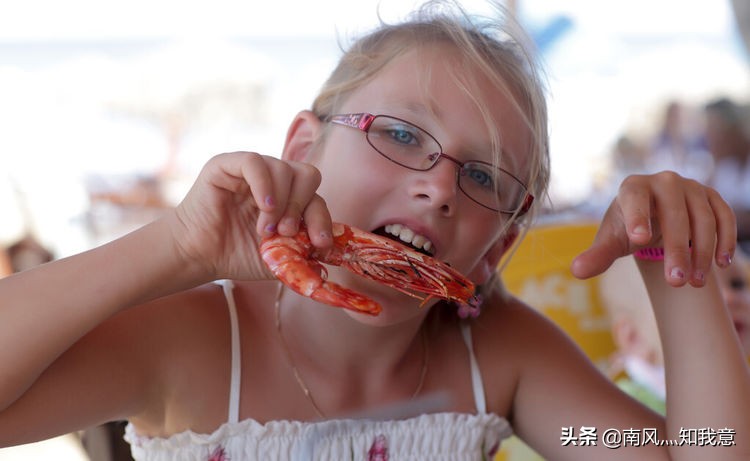 吃虾子是要虾头好还是不要虾头好,为什么有人吃虾不剥壳