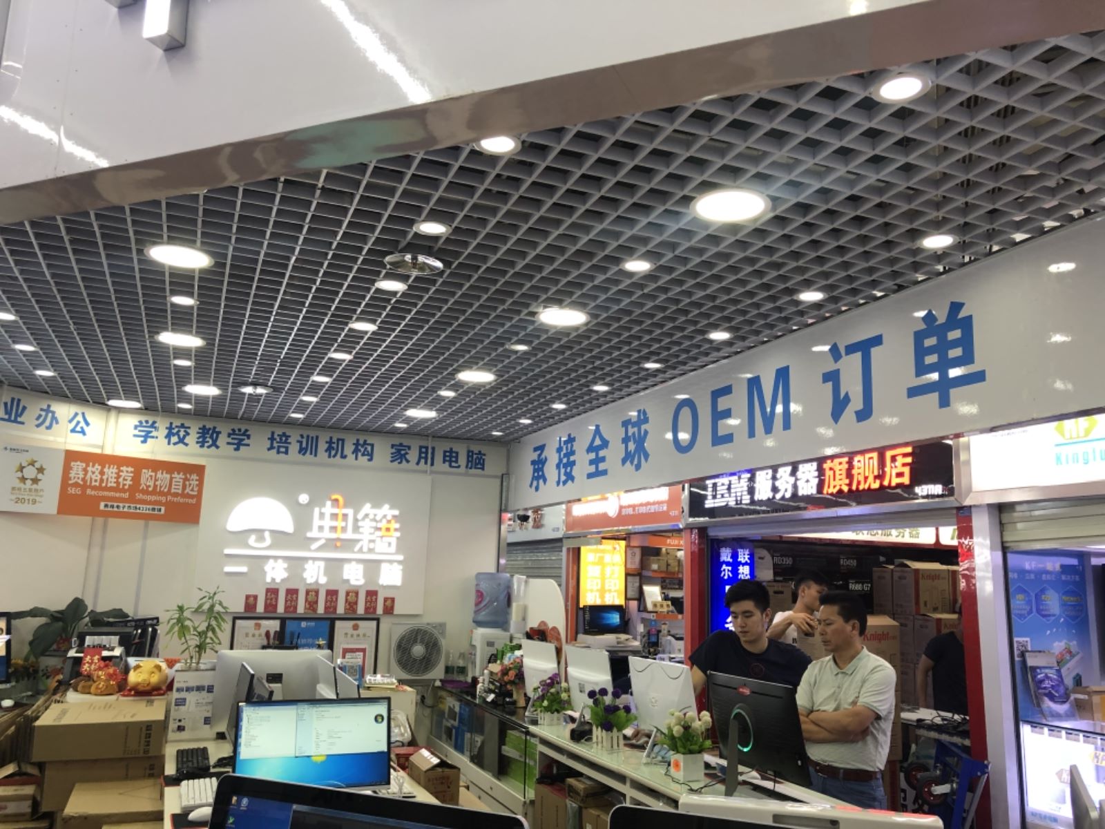 能开瓶盖的、跑车外形的、八星八钻的手机你早就不买了，深圳华强北今天创造什么