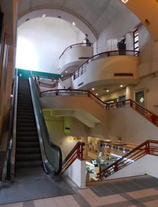 香港豪门最惨原配!生前帮贫穷小子成首富,死后还要被他利用?