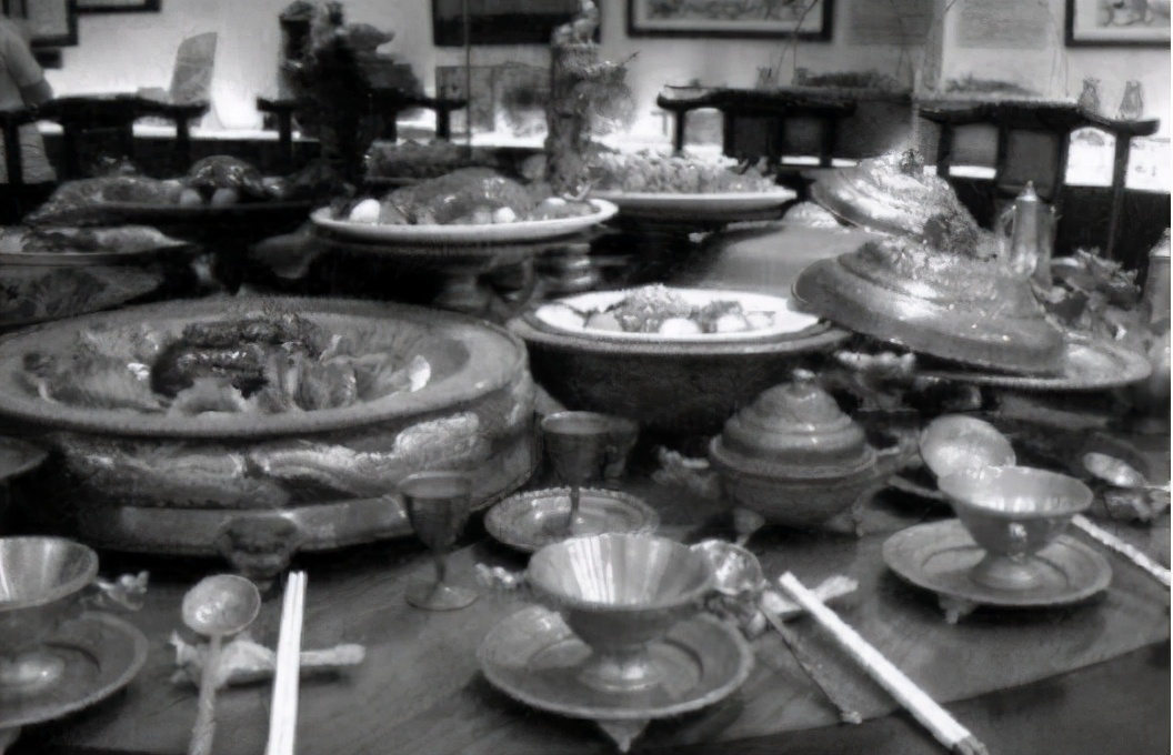 袁世凯逝世的3个原因猜想，一顿饭20个鸡蛋，走路不稳像鸭子