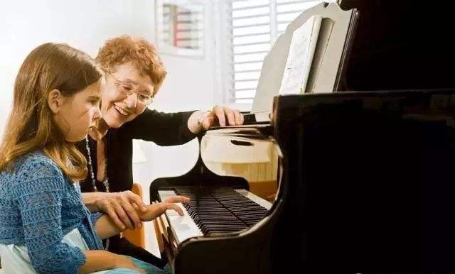 弹钢琴指法总错怎么解决,弹钢琴时出现错音怎么办