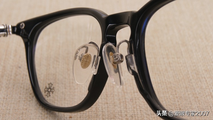 板材眼镜鼻托掉了怎么配,板材眼镜鼻托如何卸下来