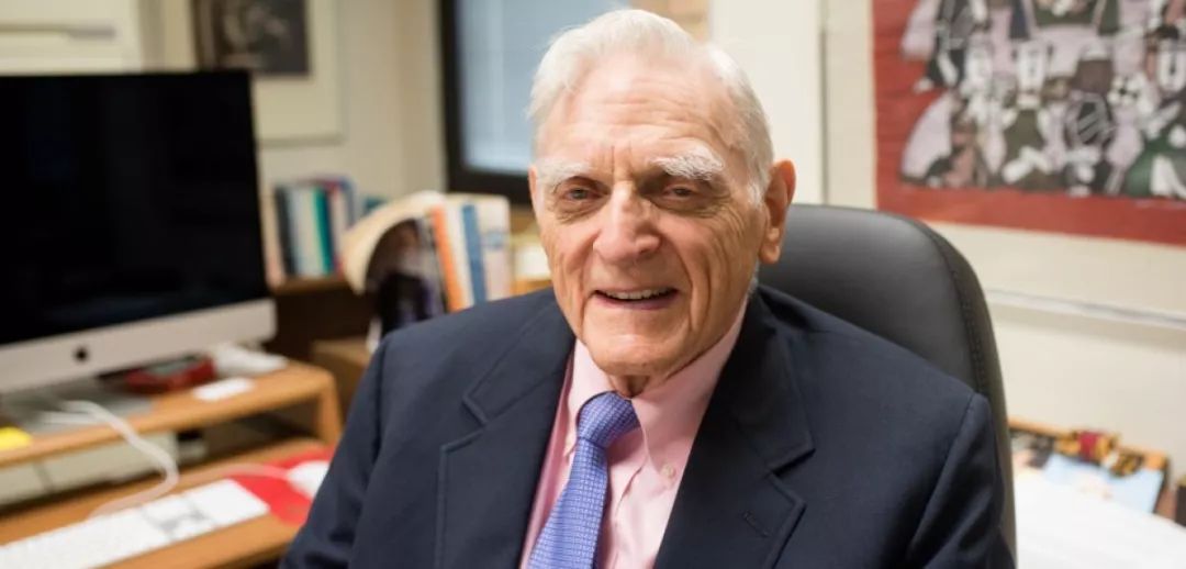 54岁失业，97岁获诺贝尔奖，保持终身学习的人到底有多牛逼