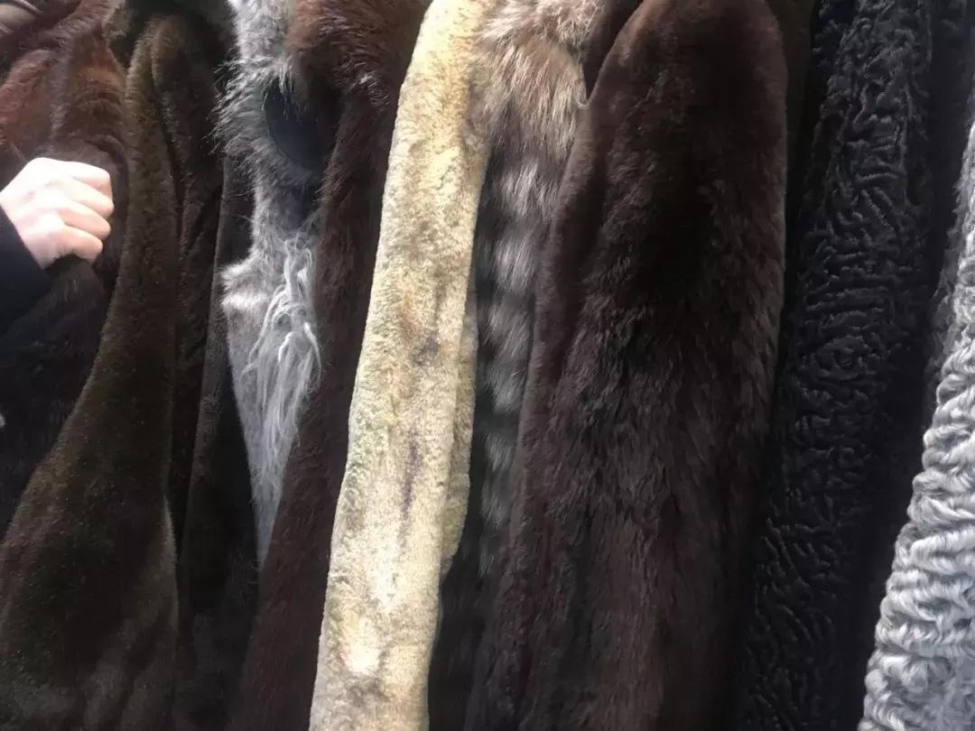 羽绒服怎么穿效果最好 (羽绒服穿着要什么样才叫做刚合适)