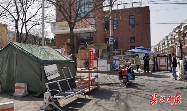 小区外拿个快递再进门也要测体温，北上广小区封闭管理不松动