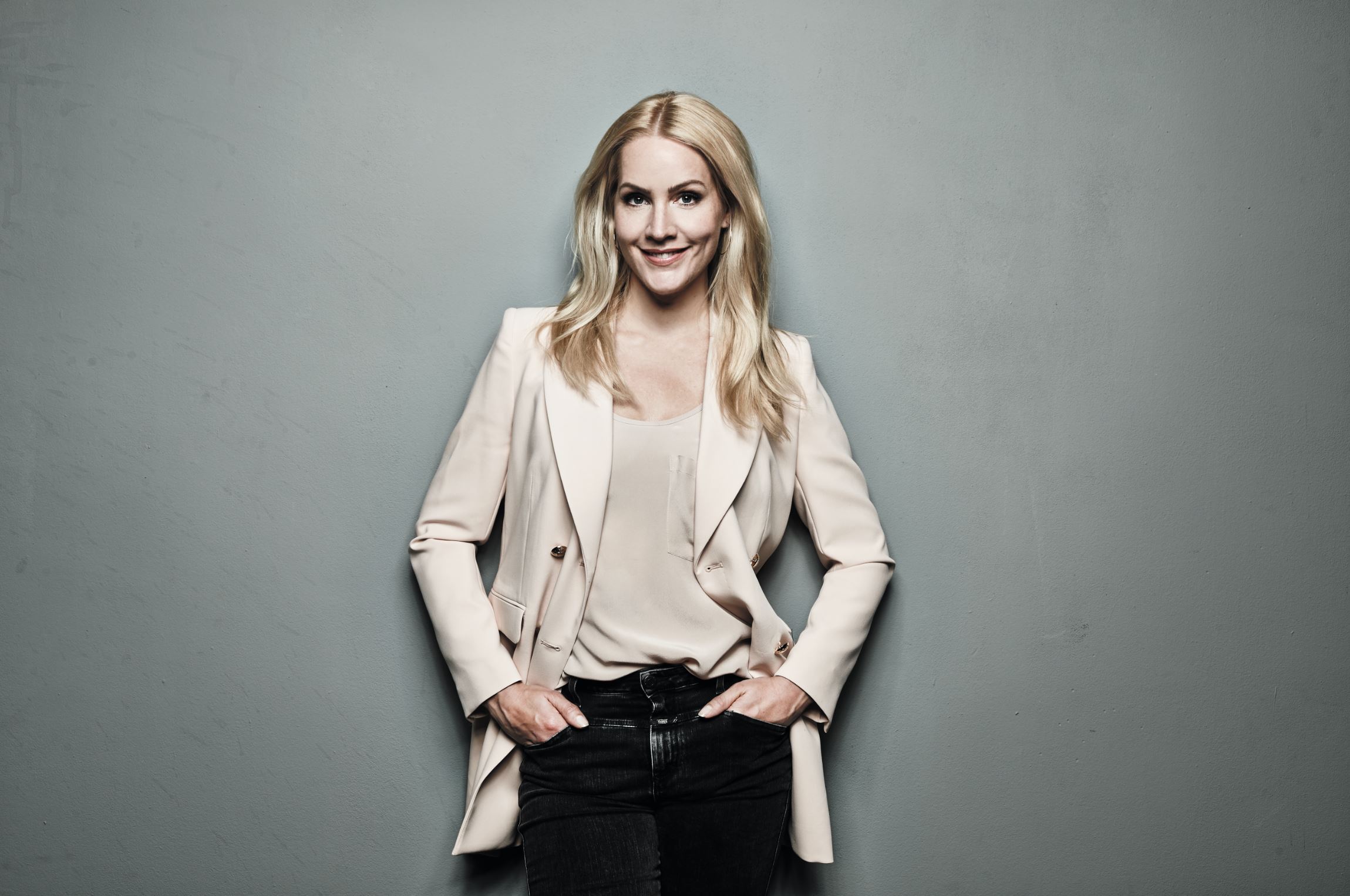 风情万种的日耳曼美女，迷人性感，身材高挑，秀色可餐，热辣无比