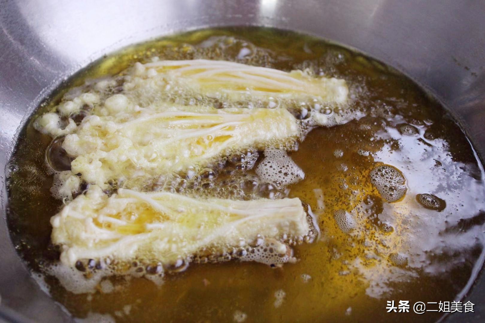 金针菇和什么菜配起来炒比较可口,金针菇这样做比烤肉还要好吃