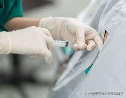 有些患者膝盖疼痛是由腰椎间盘突出压迫神经导致的,千万别忽视