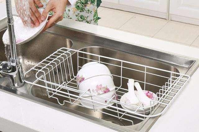 厨房台面总溅水怎么办？学会这招，轻松解决你的烦恼！