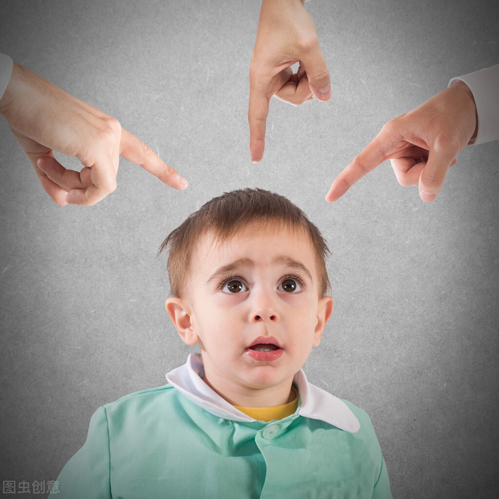 小男孩喜欢摸*处私**，并非不文明，强行制止害处大，这3点要牢记