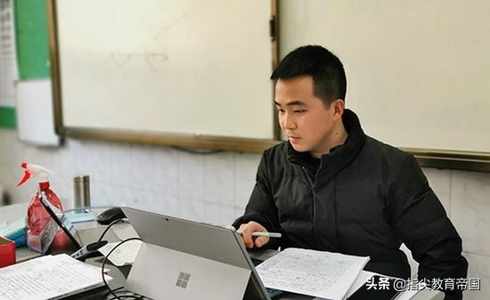 老师不雅表情包发到班级群怎么办,老师上网课恶心的表情包