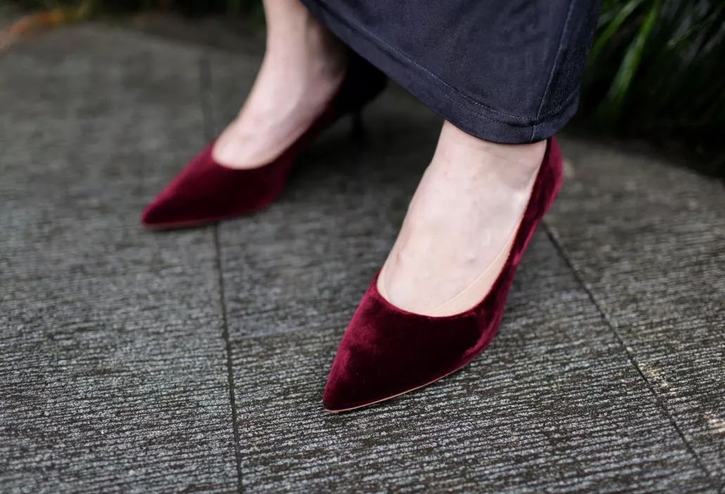 丝绒打底秋冬高级感 (今年秋冬丝绒要火高级又显气质)