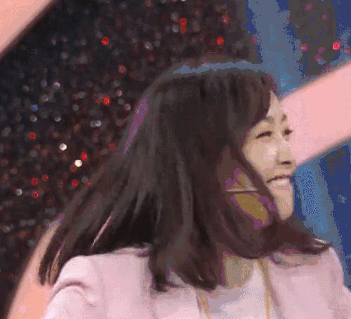 宋茜你为什么还单身?爱尔兰旅行一身芥末绿西装还露腿明媚美好