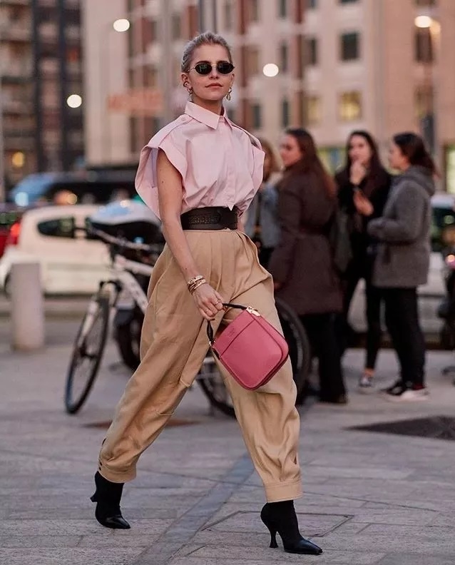 一身深驼色系搭配优雅高贵,最全的驼色穿搭女人必看