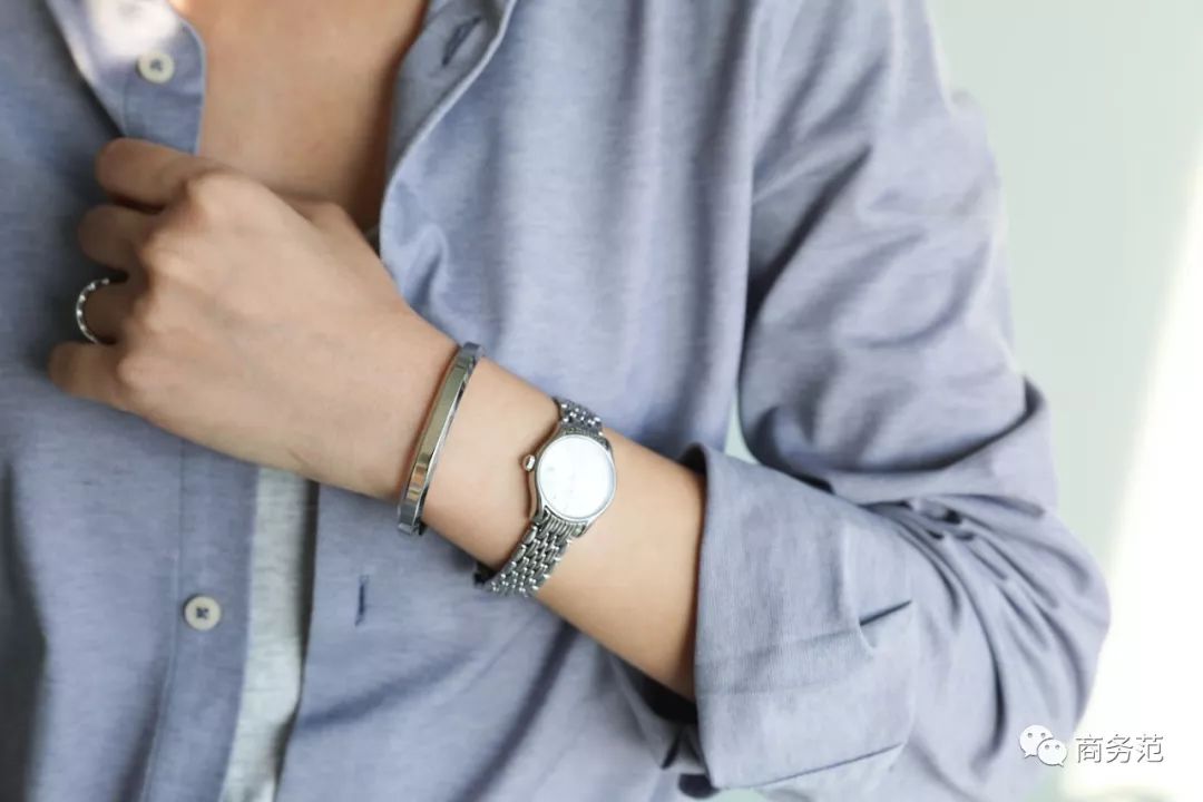 瑞典皇家配饰品牌,几百块戴出万元质感,金色手镯男女戴都好看