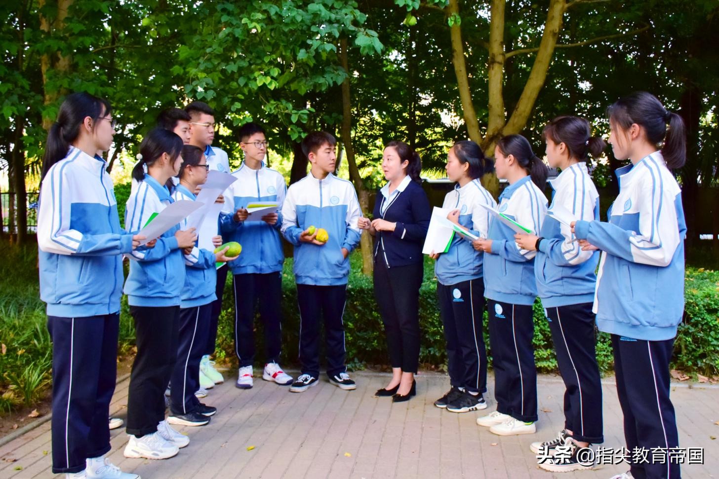 官方回应从校服里掏出碎布,校服洗成碎布原视频