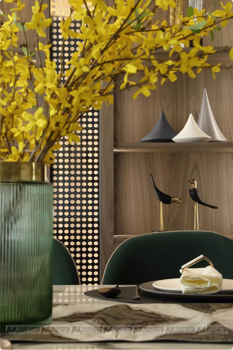 有钱人看不上眼的横厅，在他这里却变成了贵气的中式宫廷