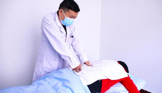 70岁老人通过倒走治好腰突,老人腰椎瘫痪