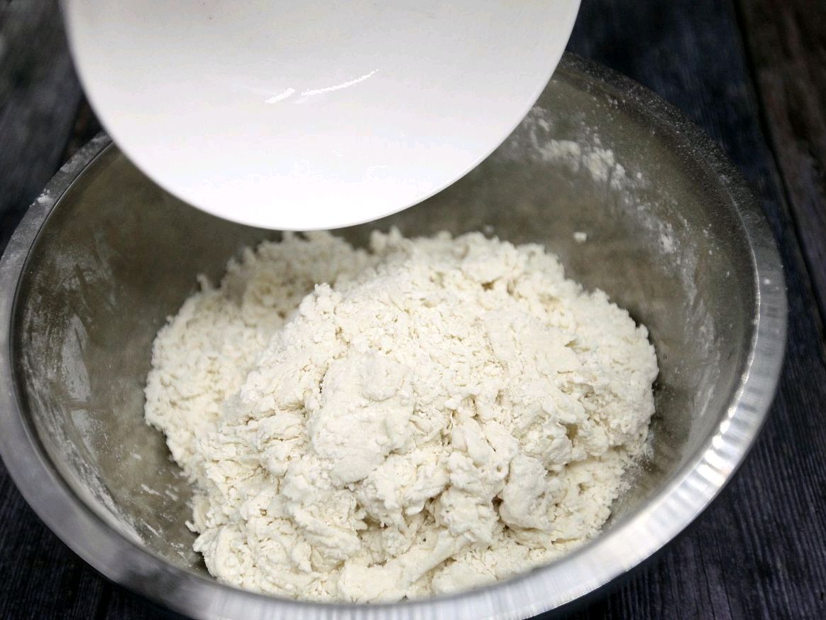 手把手教你擀饺子面皮,饺子店手工饺子皮视频教程