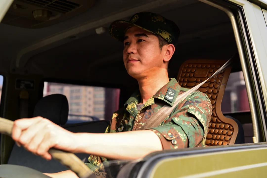 好奇！东风快递小哥居然收到了一份神秘快递