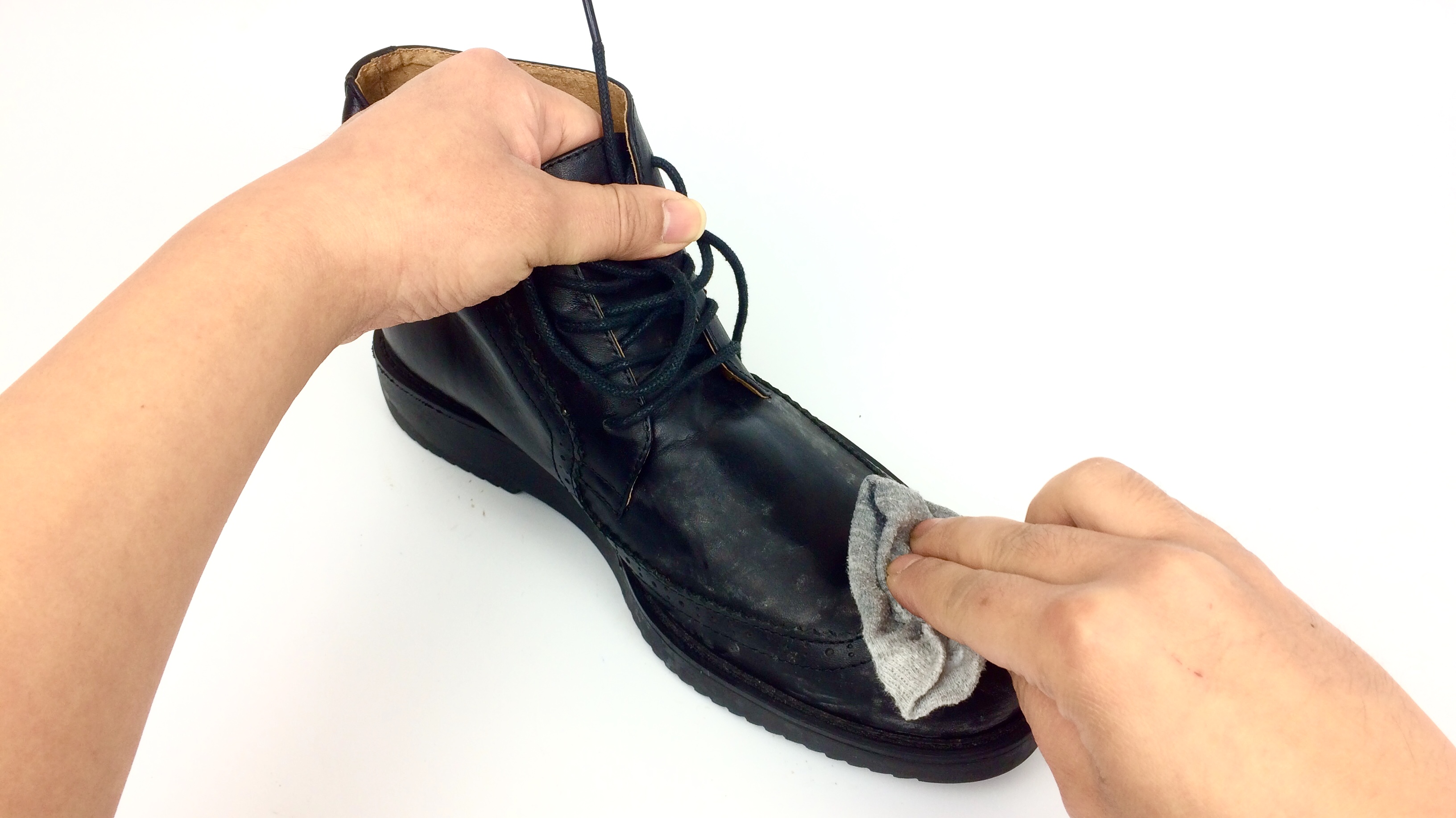 皮鞋发霉了可以用75%的酒精擦吗,皮鞋发霉洗了又出现怎么办