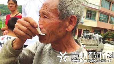30年前一场大病之后福泉6旬老人从此患上异食癖把石头瓷片玻璃当零食吃