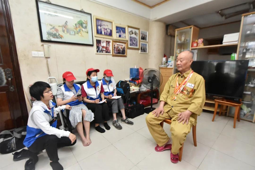 红色基因传承志愿服务队,志愿者慰问老党员传承红色基因