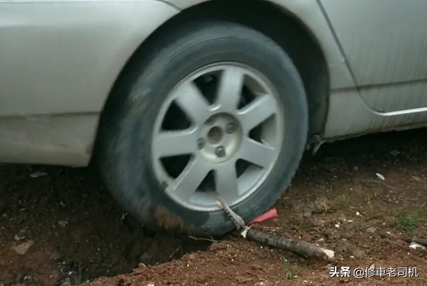 车轮胎陷湿泥坑怎么快速出来,汽车轮胎陷入泥坑
