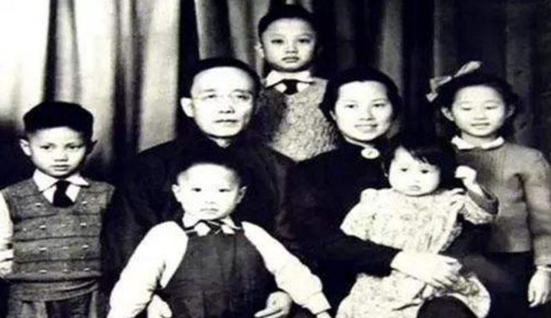 郭沫若嘲讽鲁迅“衣冠*兽禽**”，鲁迅五个字回应郭沫若，形象又贴切