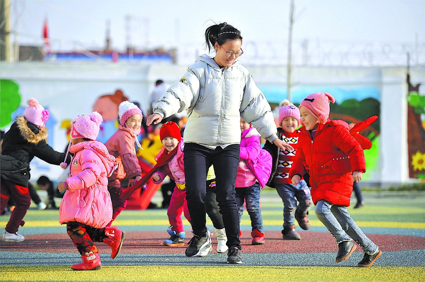 孩子刚上幼儿园哭闹该怎么办,孩子幼儿园上学哭闹怎么引导