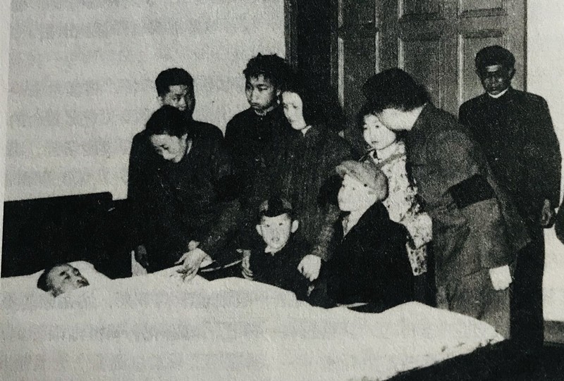 1961年陈赓在上海病逝，郭化若闻讯立即赶到上海：*长首**，我来迟了