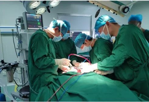 每一个前行的医者都负重而向阳,医者仁心的负重前行