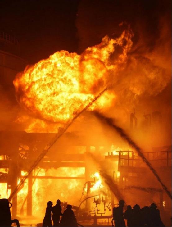 上海金山区厂房火灾导致8人,上海金山企业厂房大火