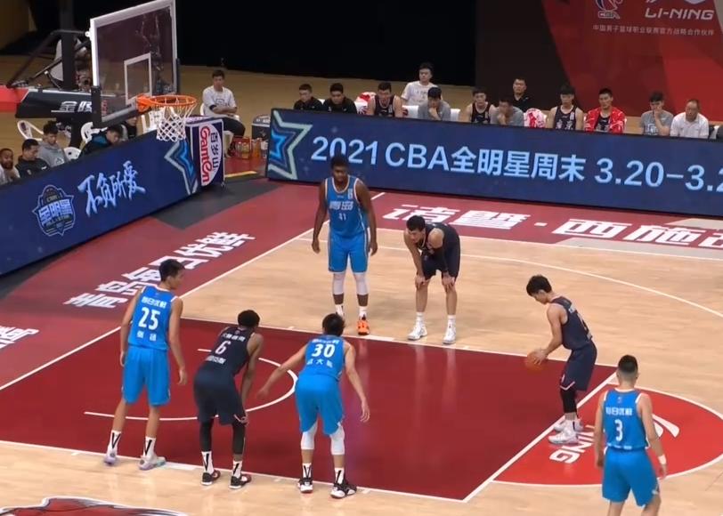 徐杰三分命中随即突破造犯规,徐杰开场5分钟被吹3次犯规