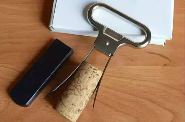 红酒木塞断在里面了怎么办,木塞断了怎么开红酒