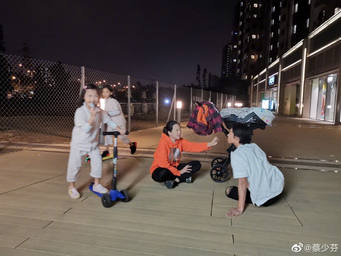 蔡少芬吃雪糕,蔡少芬坐路边吃东西