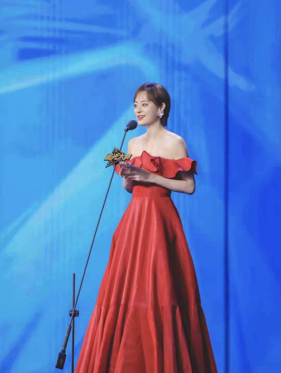 孙俪穿搭减龄半身裙短发长腿,孙俪的新发型减龄又甜