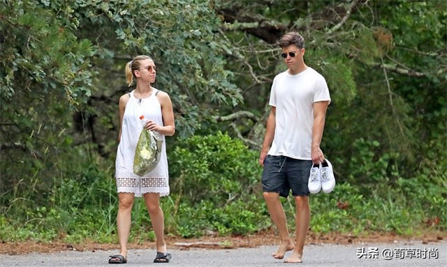 “寡姐”同未婚夫度假，穿蕾丝裙却显朴素，生活气息浓厚