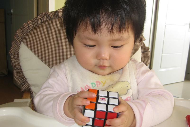 孩子玩魔方对小学生有什么帮助,小孩玩魔方好处