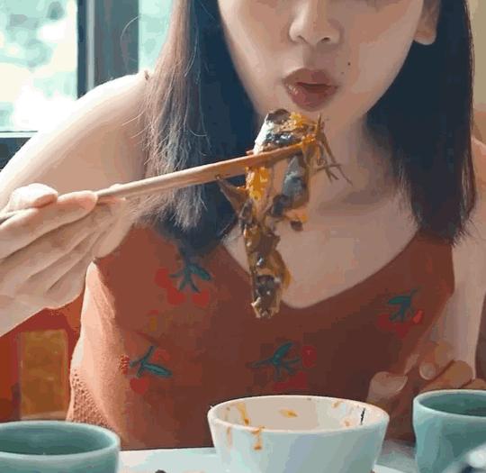 巴到喉咙里的那颗青花椒，勾起好多吃鱼人的回忆！