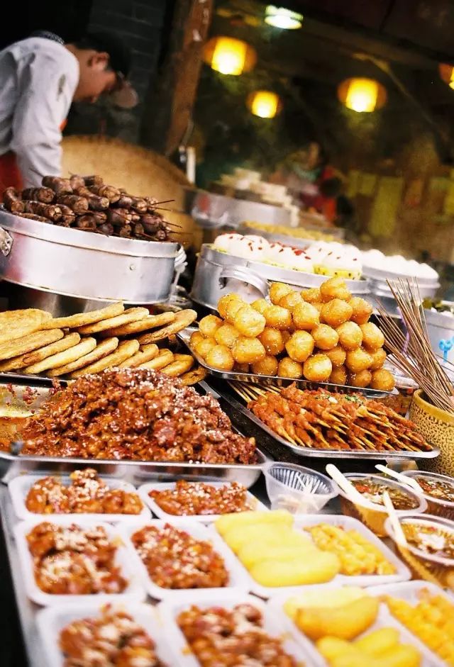 中国最著名十大小吃街及特色美食,中国夜市十大小吃街排行榜